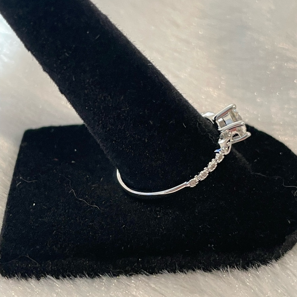 Woman’s 1.0 ct size 10 Moissanite ring - Picture 3 of 8
